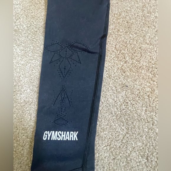 GYMSHARK black textured leggings with designs on front size XS - Picture 7 of 8